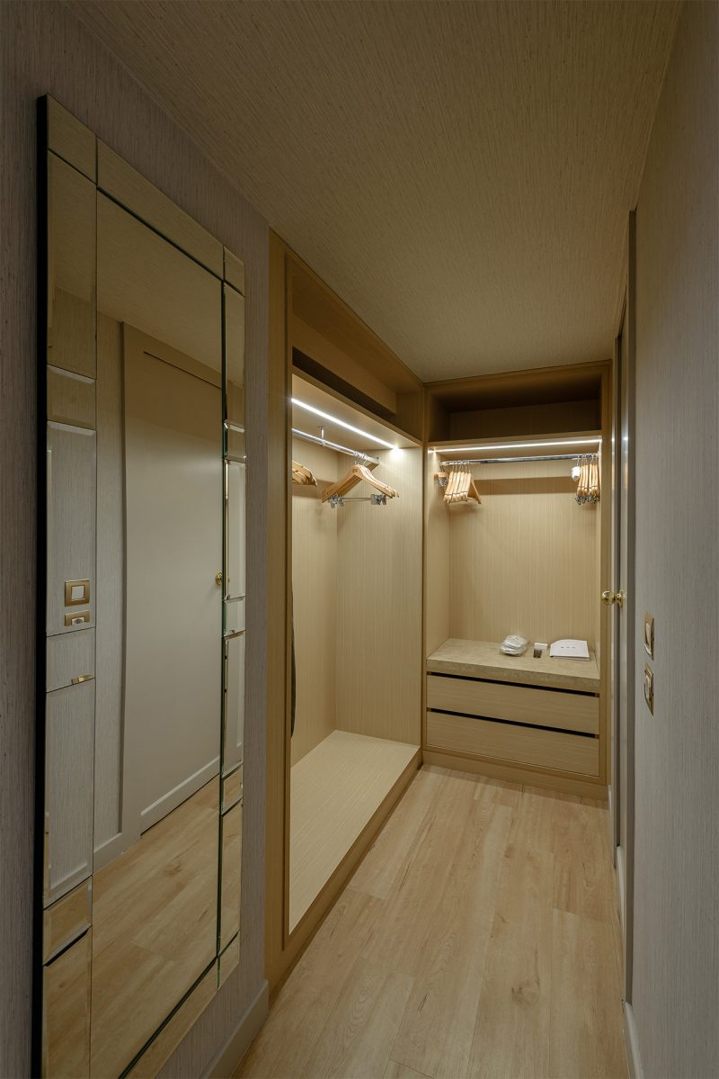 DIVANI CARAVEL HOTEL